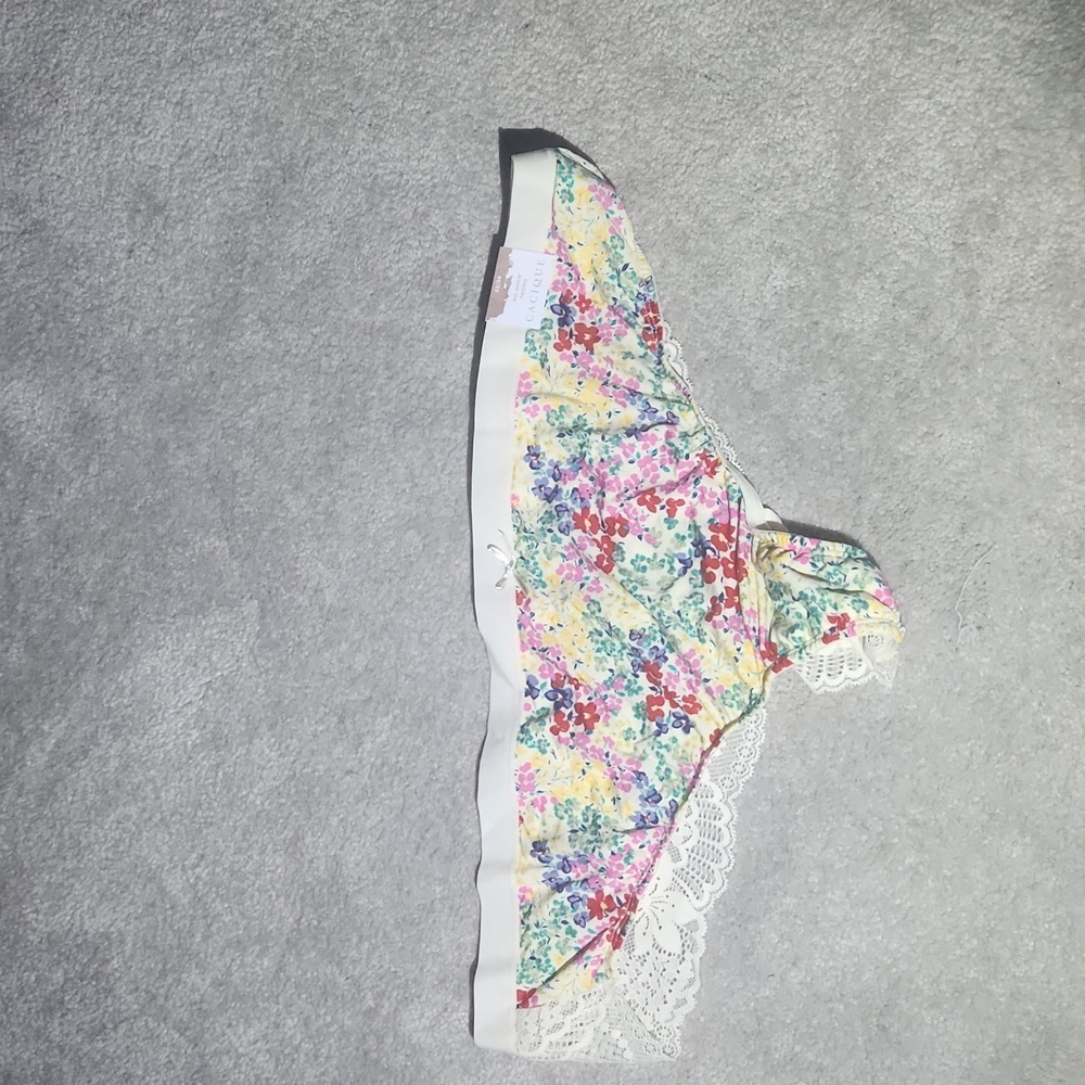 Lacy flower thong